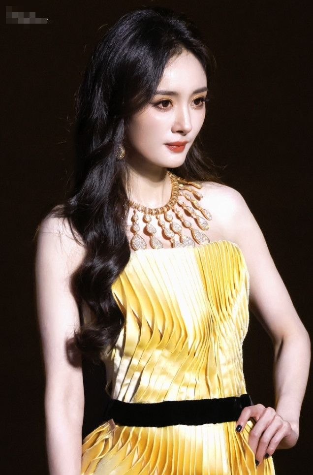 网传杨幂拿到了VOGUE开年刊！