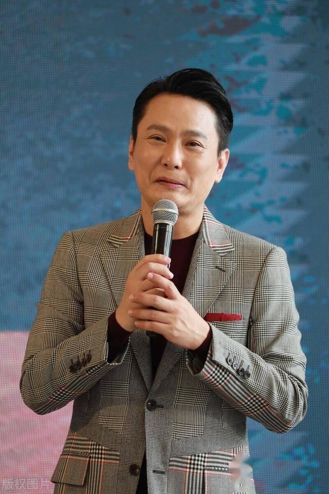 将近60岁的张信哲无妻无儿无女，“三无”。很多人都不能理解。情歌王子啊，想结婚不