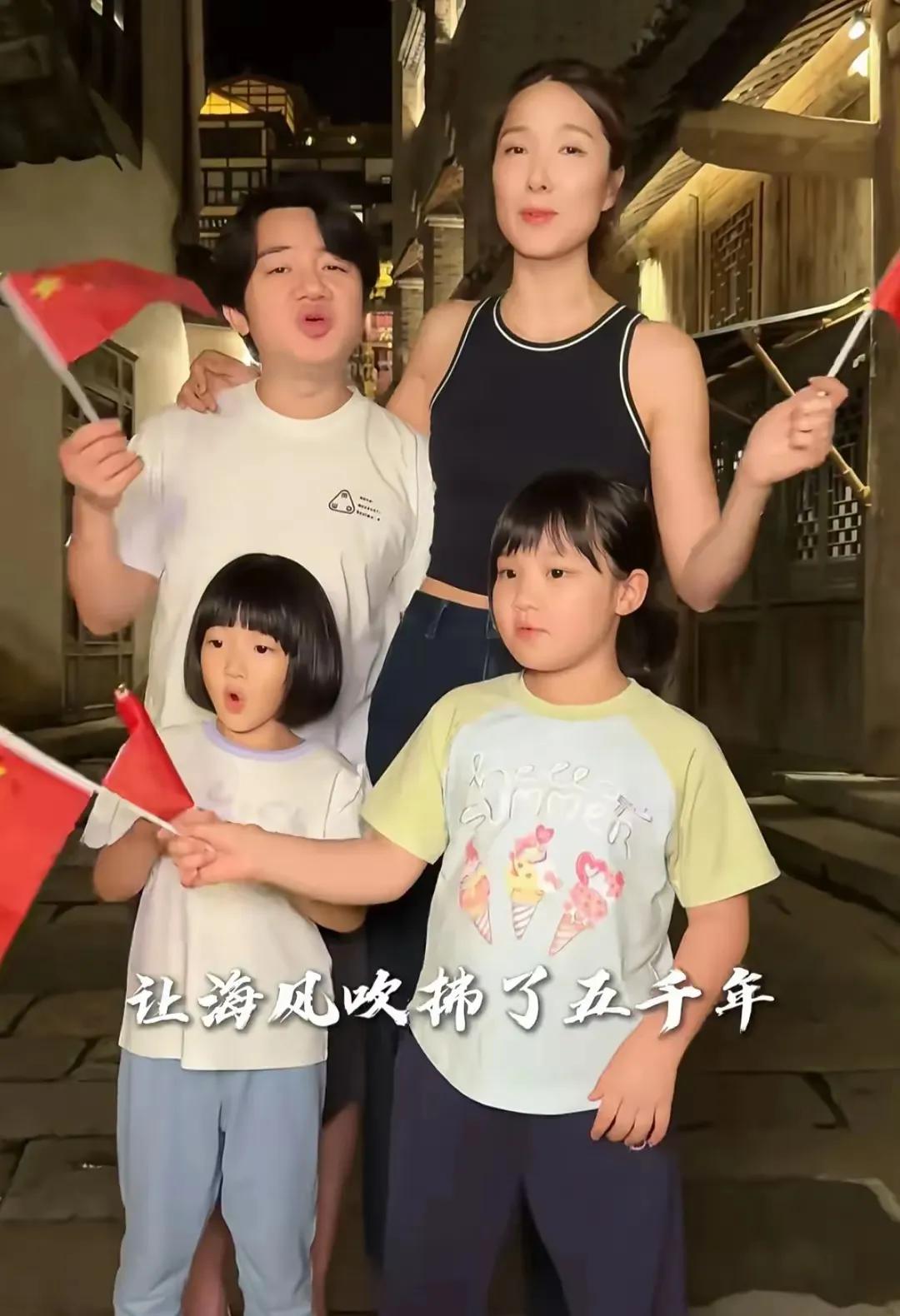 王祖蓝一家四口珠海游玩，一家四口同框画面，王祖蓝站在妻子李亚男跟前像个孩子。李