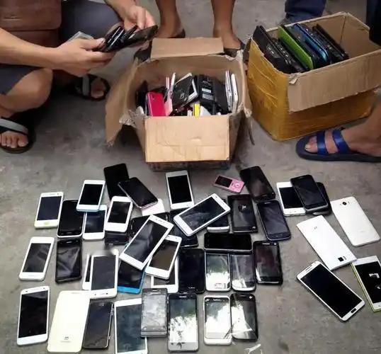 一直觉得街边回收旧手机的小贩，是靠提炼“金子”赚钱。没想到真相完全不是这么回事！