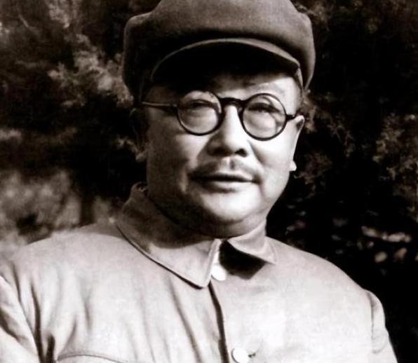 1937年，李克农外出散步，这时，一个老农朝他扔了一个纸团，李克农打开一看，脸色