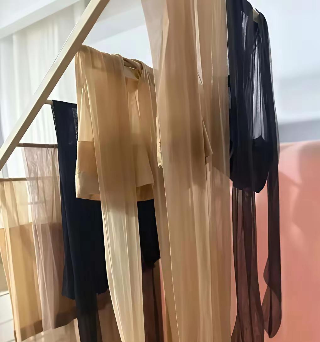 你以为丝袜是美女标配？真相是，她们正扔掉束缚选择光腿。夏天套上丝袜，汗水黏住