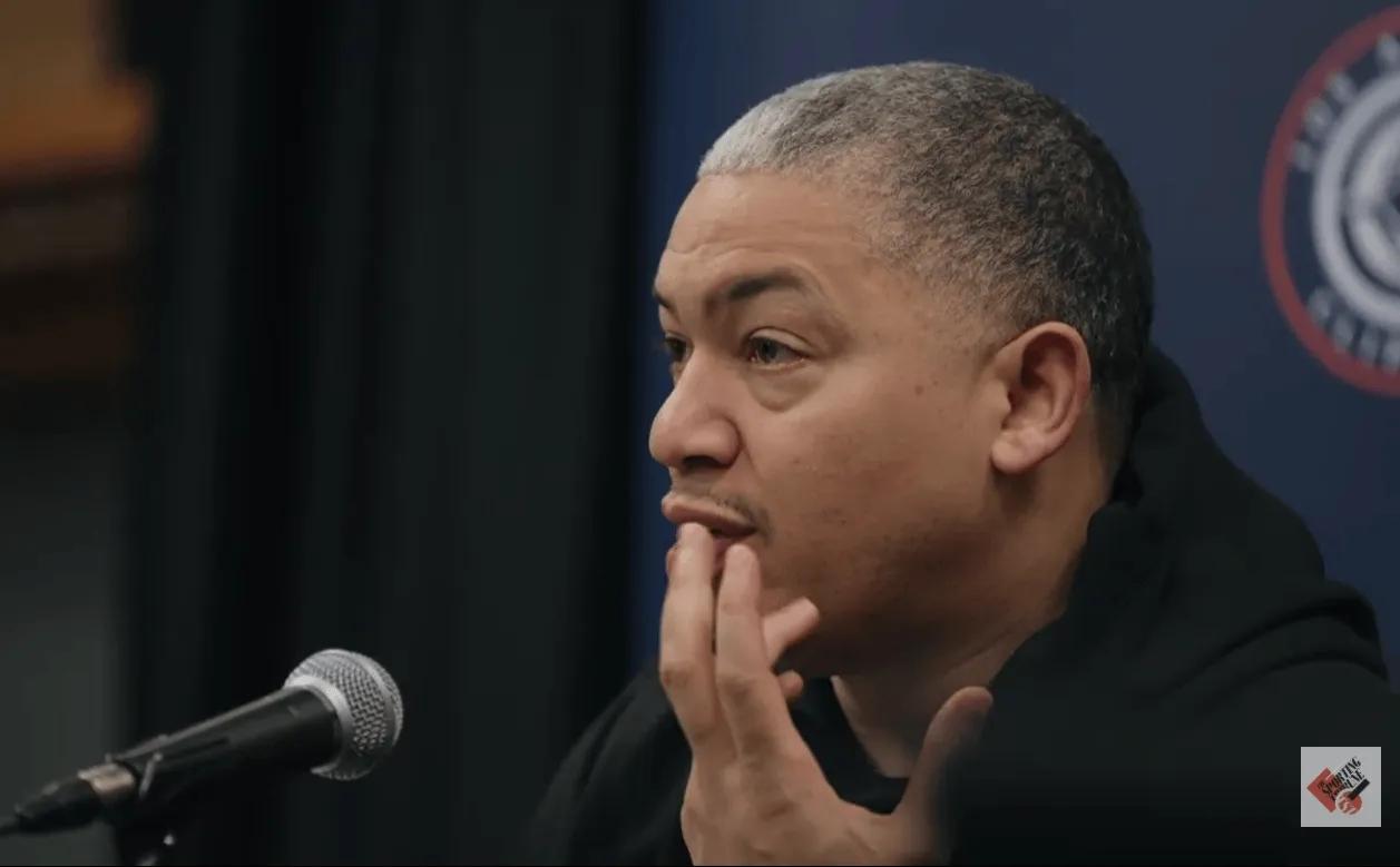 原来泰伦卢也知道哈登会累啊，赛后采访说什么“背靠背导致球队疲惫，承认要给哈登减负