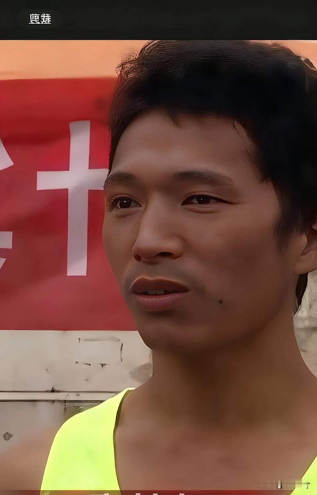 爬行孩子的爸爸李先生人看起来文质彬彬的样子，不像精神方面有问题的人！孩子的爸