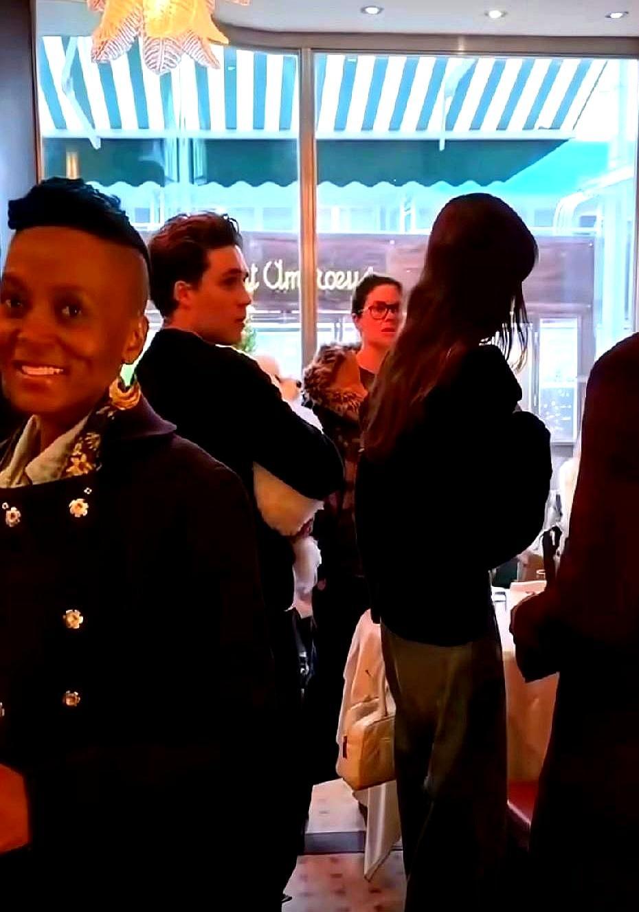 贝克汉姆长子摊牌：要么道歉，要么律师联系。饭桌上，你连个座位都没有。只能抱