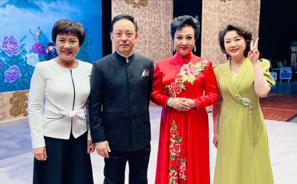 四位京剧名家合影都有亮点。“须生”于魁智在三位大美女面前显老成，但演“诸葛亮”