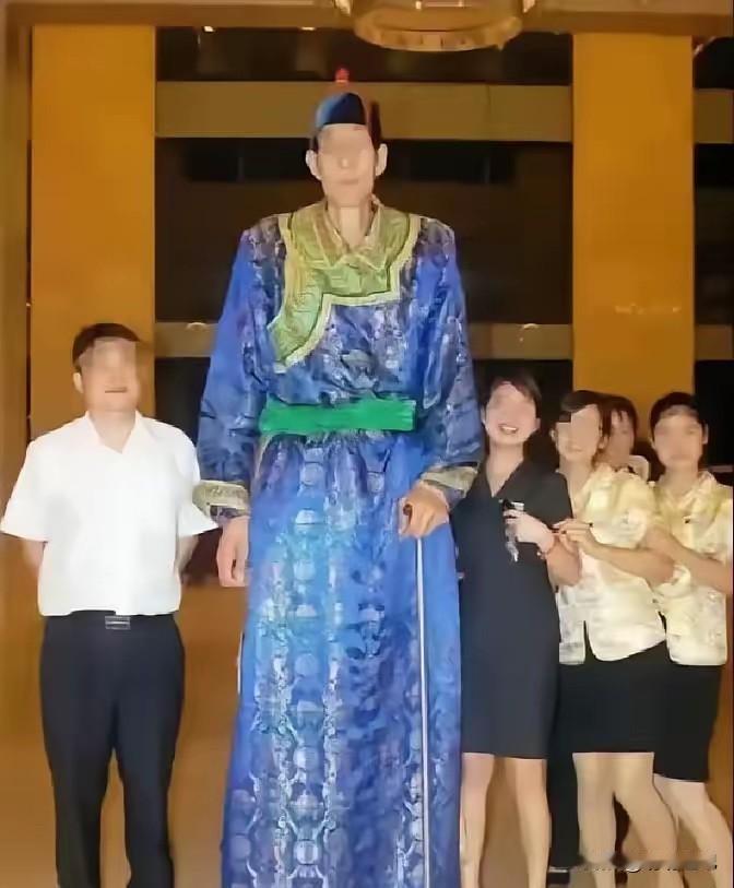 75岁中国第一巨人鲍喜顺，56岁那年不听医生劝阻执意生子，18年后儿子高考体检身