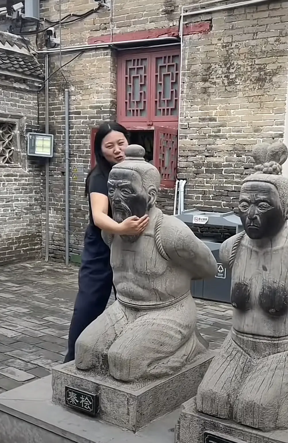 这个女人高兴的手舞足蹈，她在干什么？