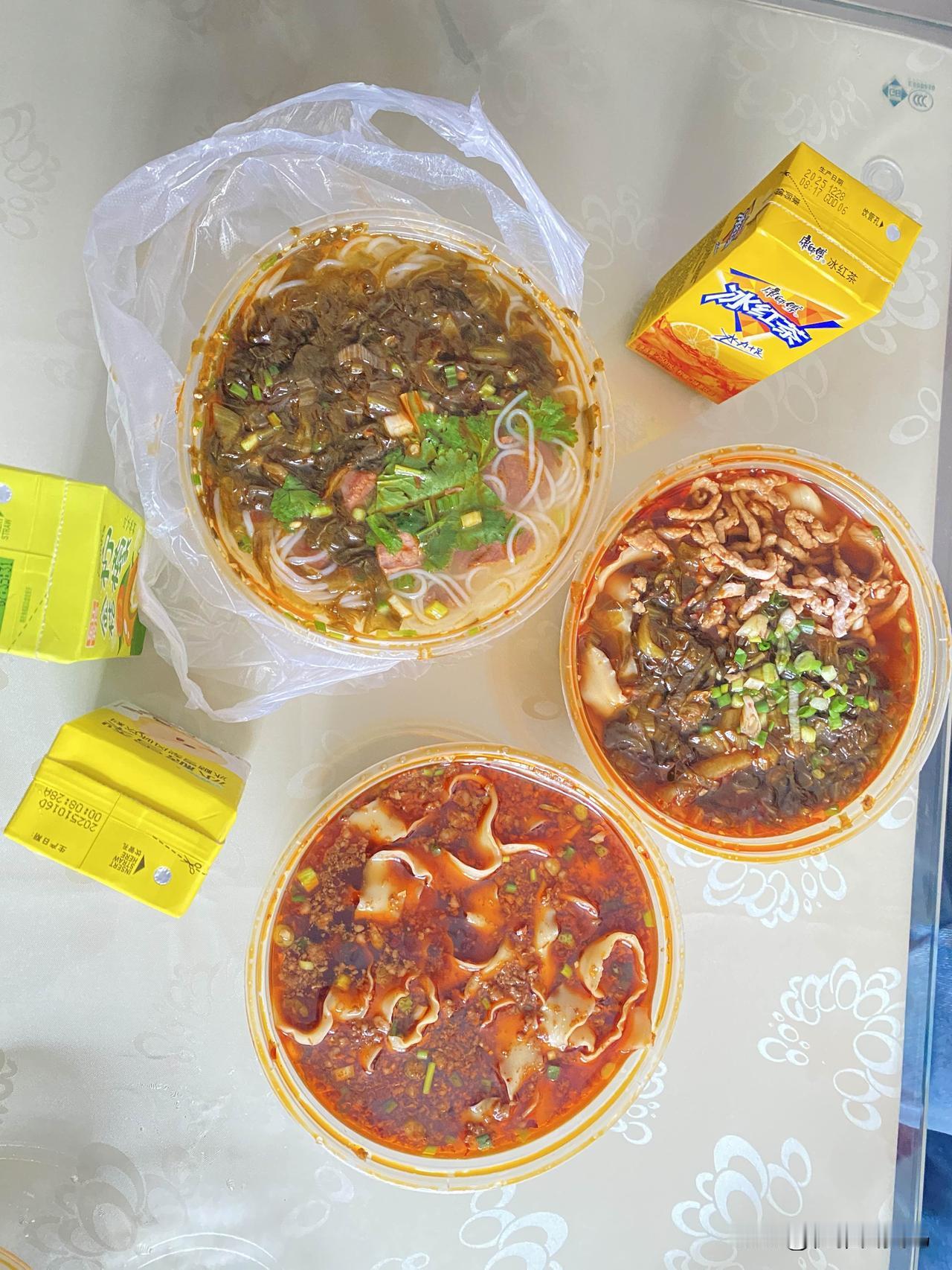 今天外面冷得让人直打哆嗦，实在不想在厨房折腾了。中午直接打包了三份粉面回来，给孩