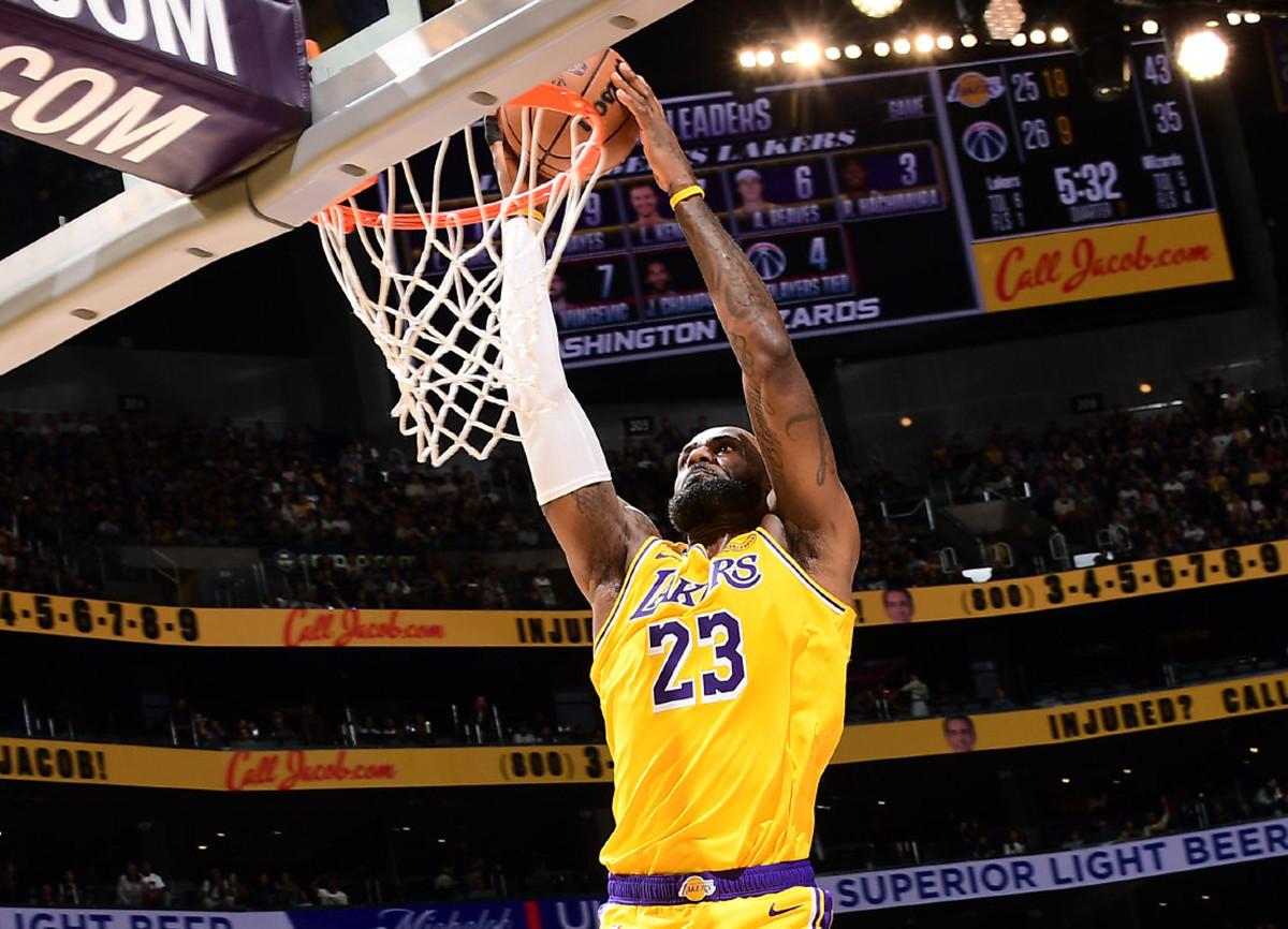 詹姆斯创季后赛生涯新纪录！北京时间4月19日，湖人与火箭的季后赛首节战罢，詹姆