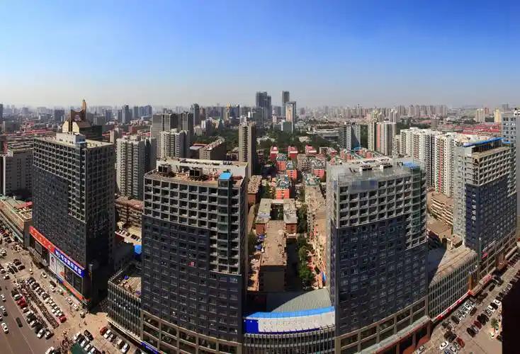 房地产量价齐降这趋势挺值得琢磨。之前数据显示全国商品房待售面积连降八个月，10月