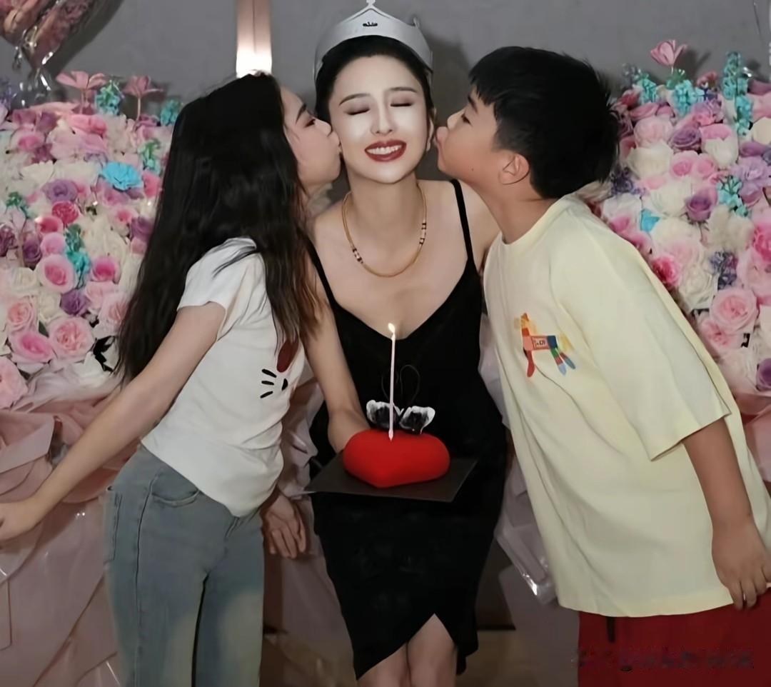 佟丽娅庆生合照流出，被一双儿女左右亲吻，幸福写在笑容里。佟丽娅迎来生日，一组庆