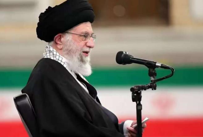 狠到骨子里！伊朗反杀美国的四招，招招让霸权破防！别再觉得美国军力天下无敌，