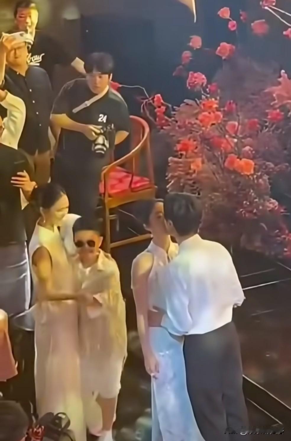 我劝大伙还是别瞎操心了，董璇和张维伊婚礼跳舞视频都出来了，看来已经生米煮成熟饭了