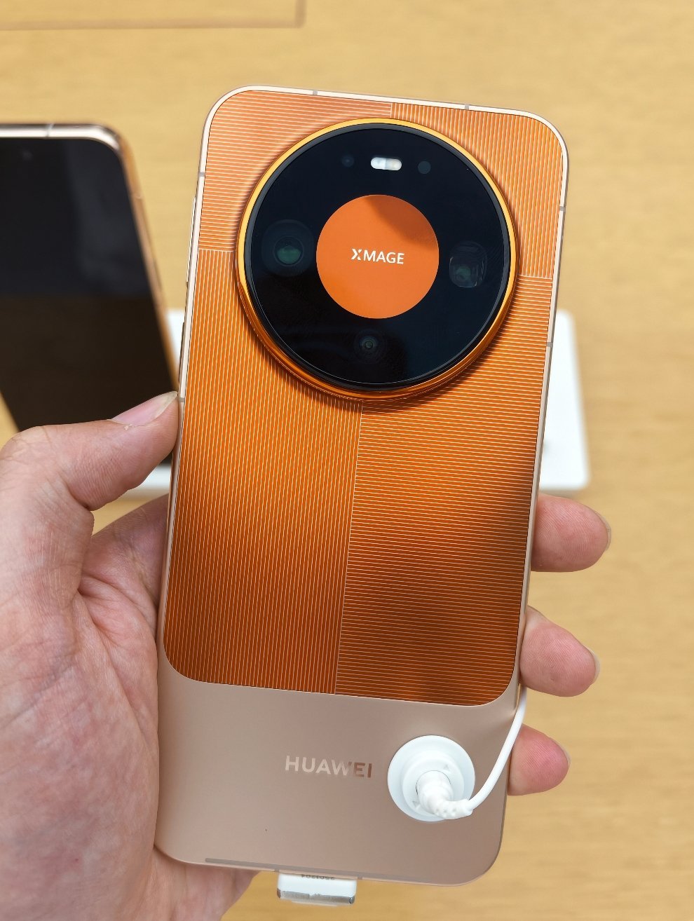 华为Mate90全系配置曝光Mate90系配色实际都挺好看啊，手感还不错，纹路是