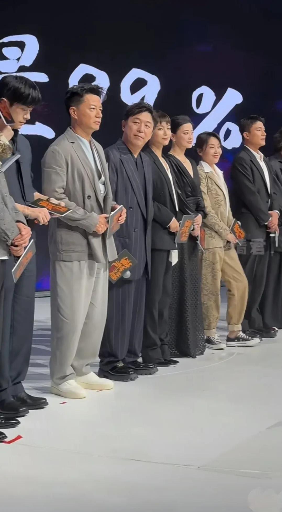 闫妮这松弛感是十足啊！在电影《蛮荒禁地》宣传时，全员正装，只有闫妮是帆布鞋，小