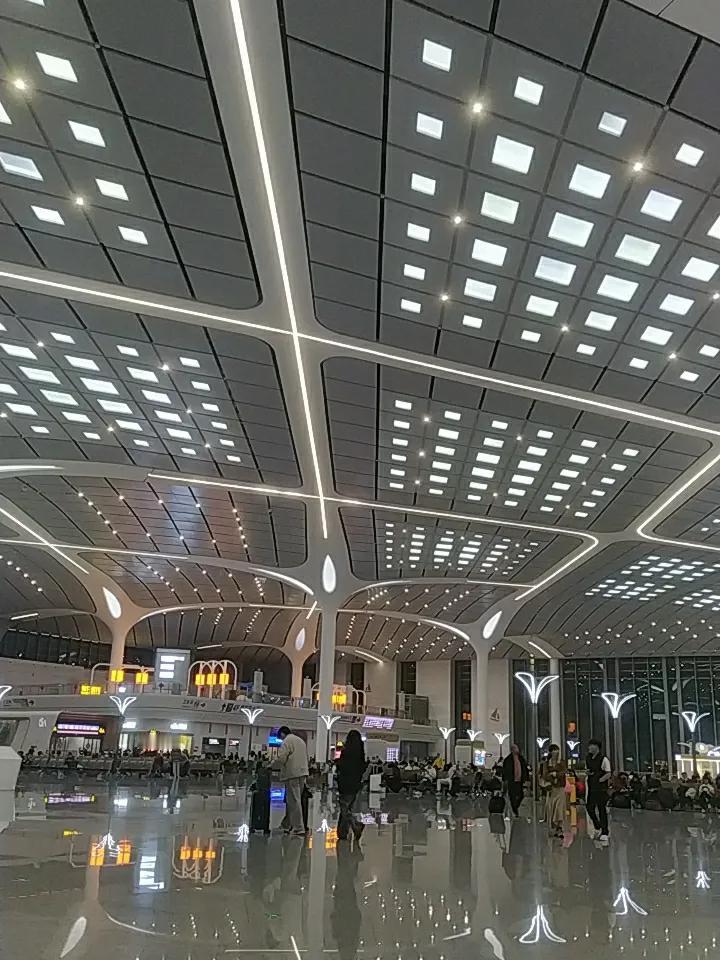 刚刚我从汕头汕樟路打车来到汕头新的高铁站，20分钟车程，师傅只收了28元钱，全程