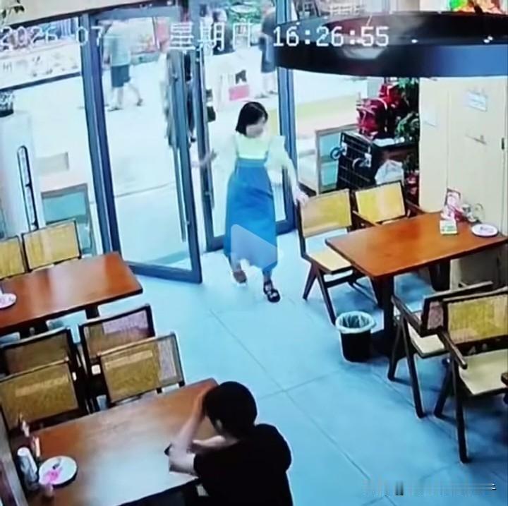 中国女性正在像印度男人一样傲慢无礼，在家被惯着，出门不带礼貌，就像人人欠她似的，