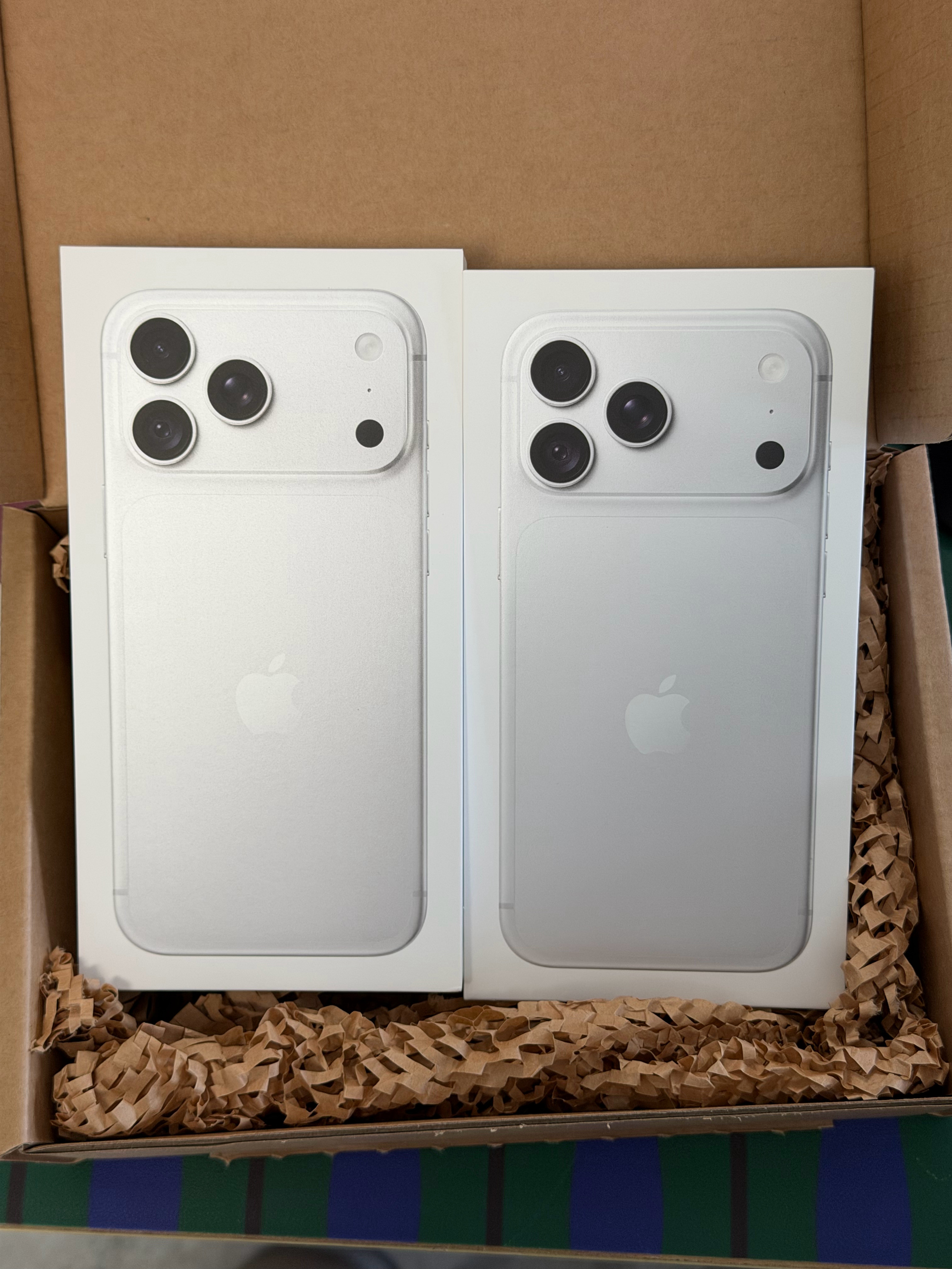 #黄牛拒收iPhone18Pro#首发即破发，iPhone18Pro直接推沟沟里，你提着白袋子同黄牛