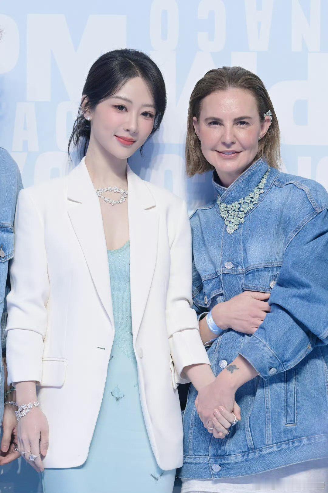 这确实得配外搭[笑着哭]没想到里面的裙子这么难看像上世纪阿姨款​​​