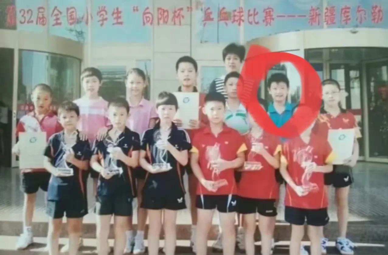 有图为证，莎莎其实在六七岁时参加向阳杯时就去过新疆库尔勒。图中蓝色小豆丁的莎莎