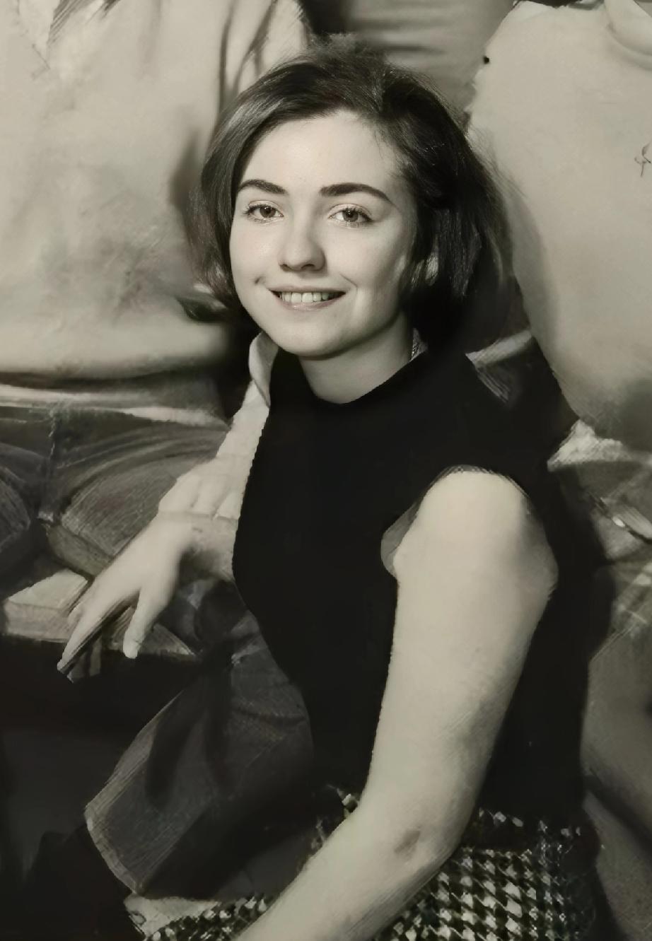 年轻的希拉里温柔又漂亮，是大学里的校花。相爱的日子很甜蜜。希拉里小鸟依人，克