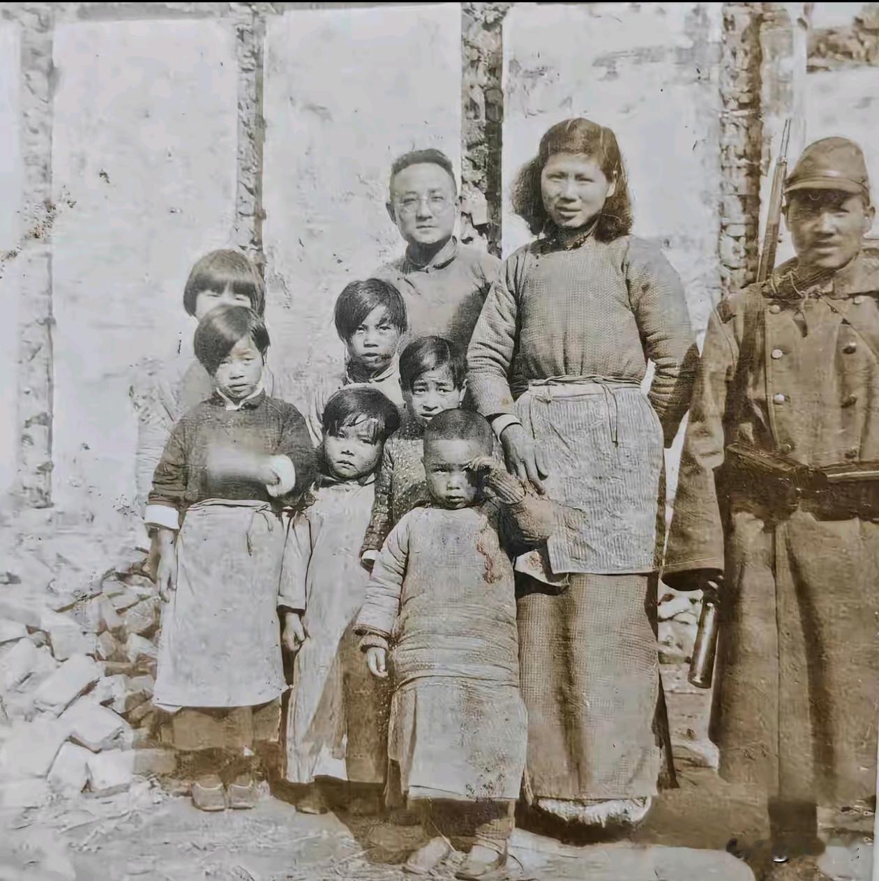 日军与八口之家合影，枪不离身藏凶险，家人强颜难掩忧