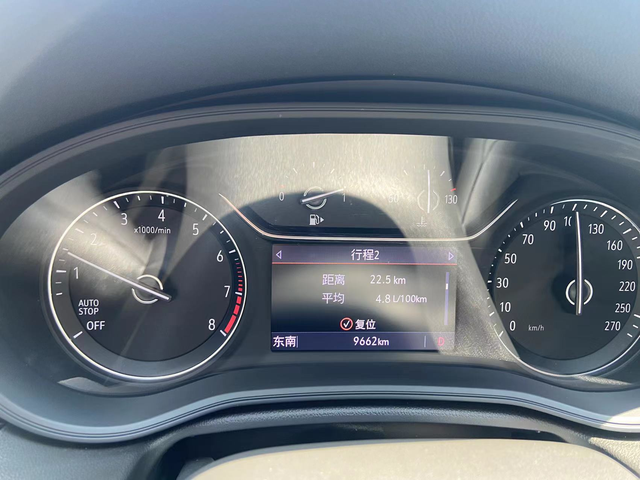 新君威2.0T在跑长途油耗方面2.0在跑长途油耗方面真的很吃惊，市区就不敢恭维