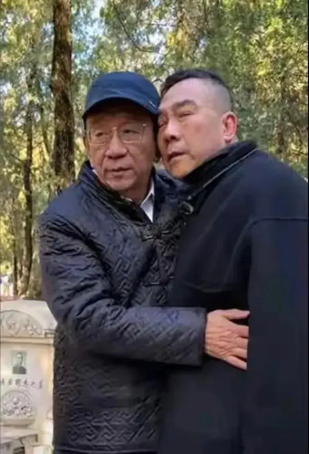 果然不出所料，侯杨反目的闹剧已开始上演！侯耀华腹背受敌，前有杨议的小助理、邦子