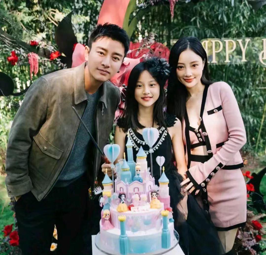 李小璐女儿甜馨最近又引发关注了。12岁的她更新社媒，发小时候照片还配文“如果大家