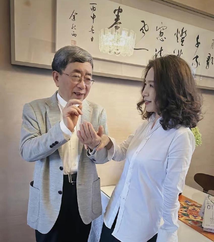 80岁余秋雨和妻子马兰近照。
