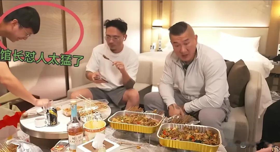 原来馆长的非正式直播才搞笑。馆长在深圳一天有两次直播，一次是白天的正式直播，
