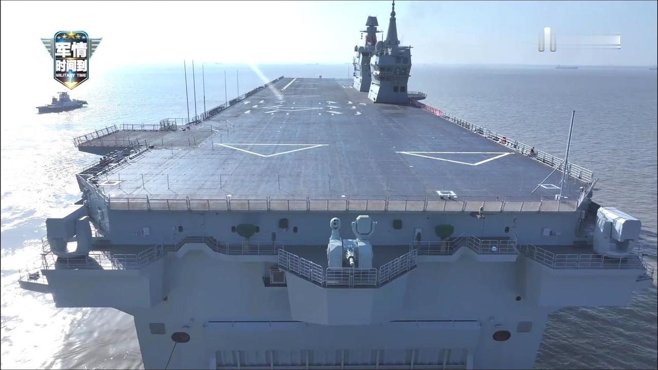 “四川”舰的三道阻拦索和阻拦网在这个图上非常清晰，但没有配备菲涅尔光学助降系统，