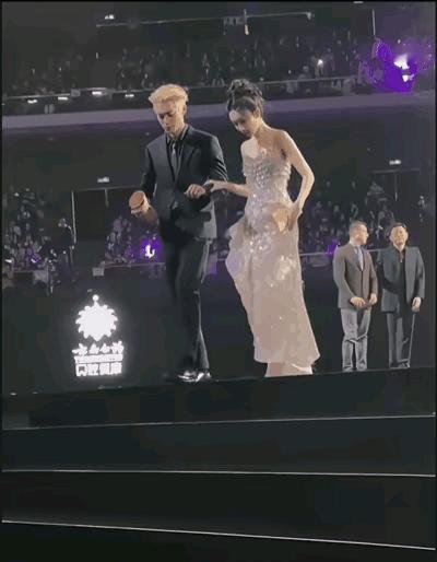 真是怕什么来什么，孟子义又又又摔倒了，这已经是她连续三年在舞台上摔倒了。同样还