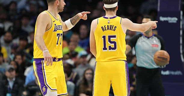 我觉得湖人球员可能已经分为两派了一边是雷迪克和东77一边是詹姆斯和其他球员。