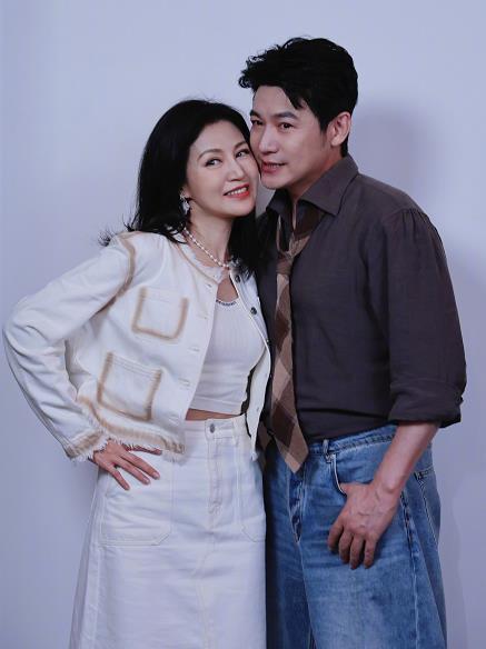 鲍蕾因贝儿课业奔溃拍桌子节目里，鲍蕾谈到自己曾因女儿贝儿的学习问题情绪失控拍了