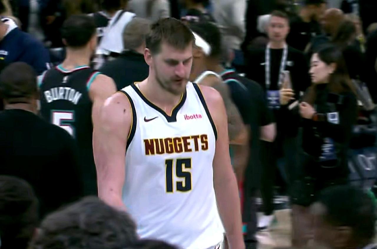 掘金爆冷输8连败的灰熊不尴尬：最尴尬的是约基奇的数据表现太诡异了……就差一点