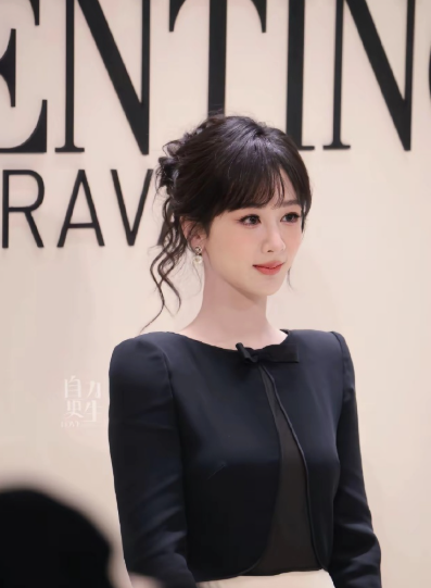 网上都说杨紫瘦得脱了相，​我的健身教练摇摇头说，​她这不是敬业，也不是变美，