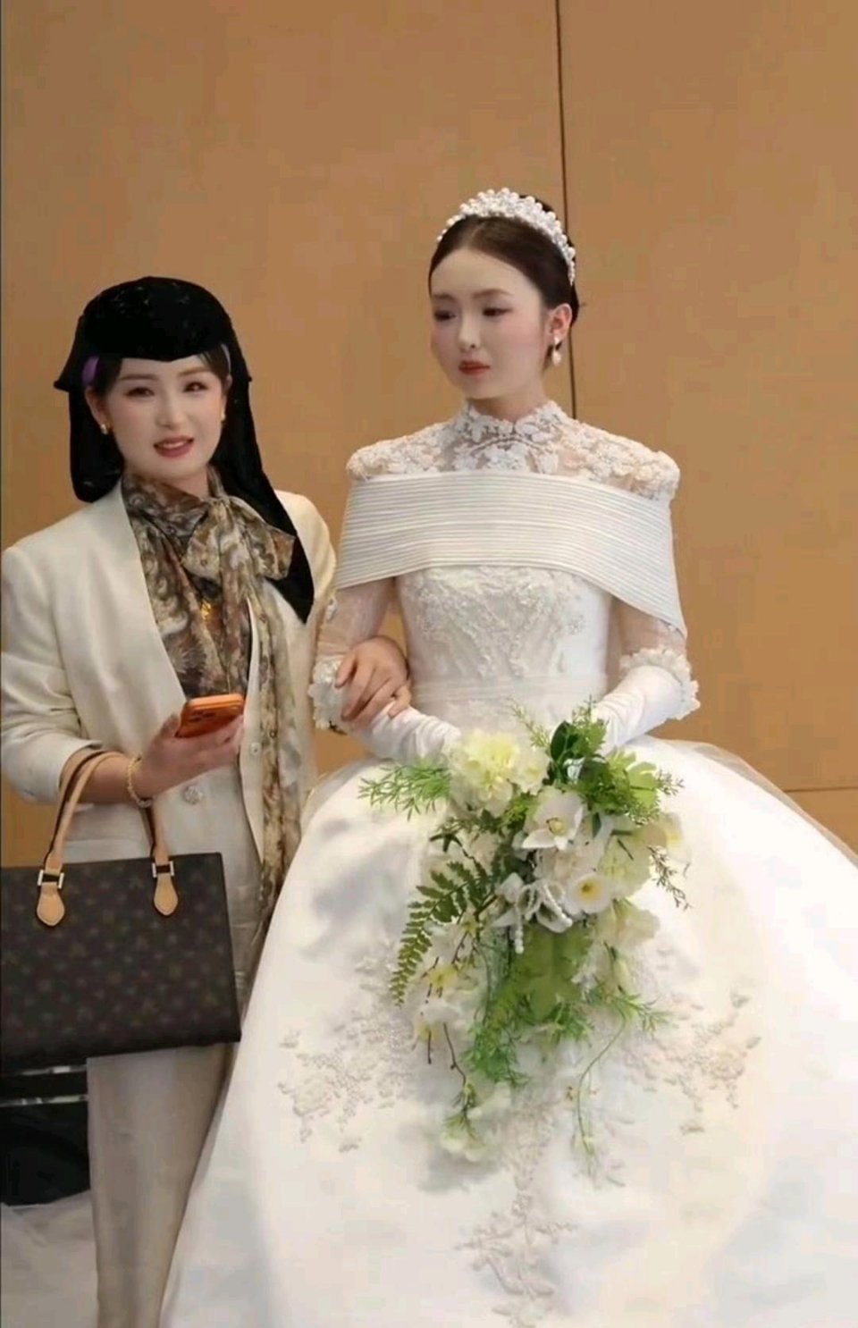 新娘的妈妈才32岁，回族人好漂亮。