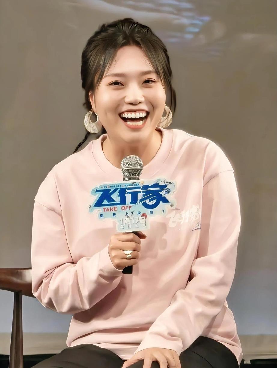 她养四个爸妈，不是孝顺，是还债。初中那年父母各自散场，亲戚的饭把她喂大。北大