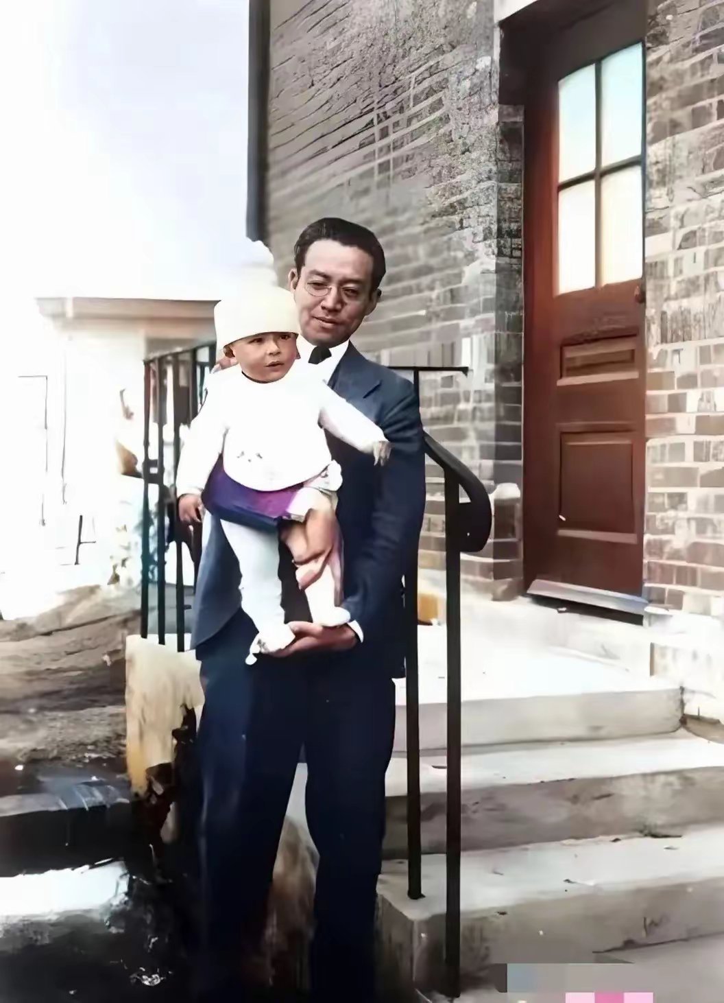 1929年拍于沈阳，刚当爹的梁思成抱着小女儿梁再冰，爱溢于言表