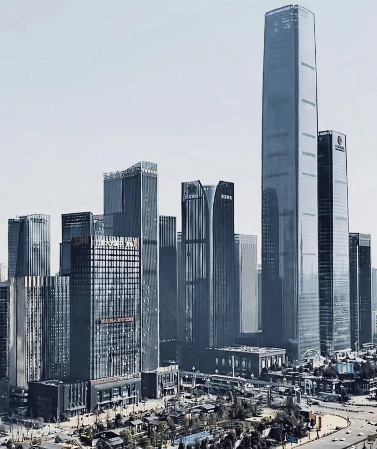 把贵阳这栋楼搬到杭州去，杭州城建立马提升一个档次。贵阳别看经济不怎么样，城建倒是