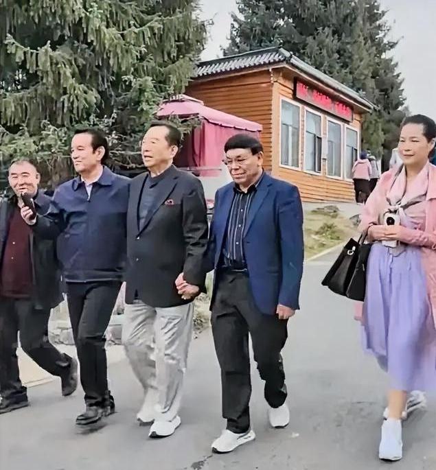李双江的身体一直保养得非常好，这么多年，几乎没啥变化，也是奔九的人了，身段还是这