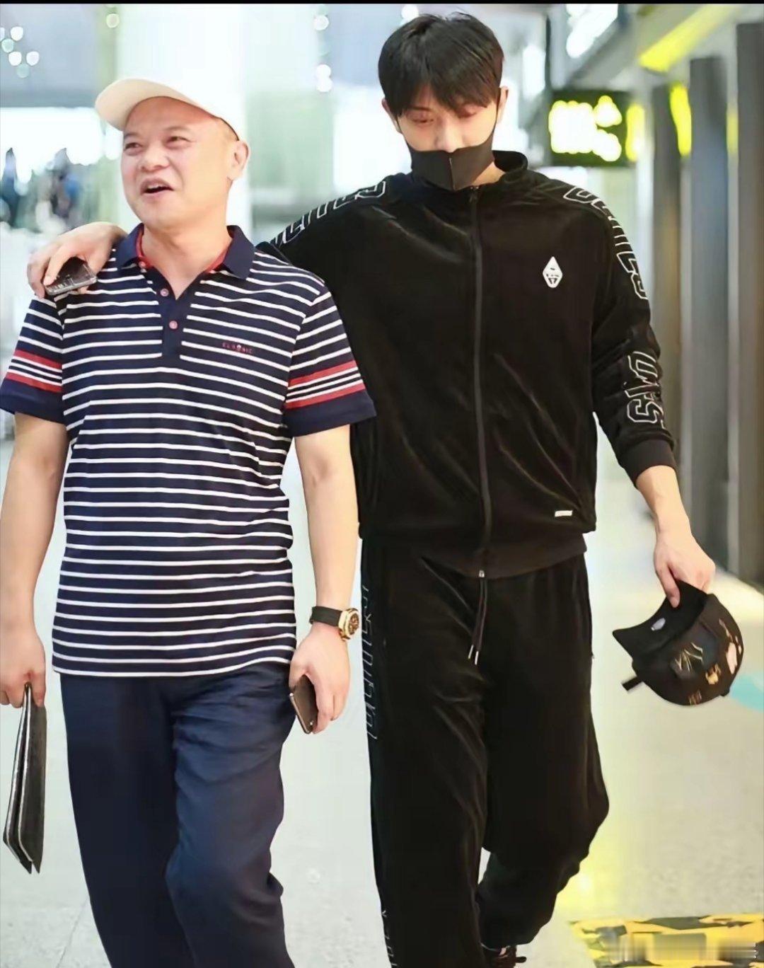 黄子韬这辈子最该感谢的人，就是父亲黄忠东了，不是给他留下200亿资产，而是当年父