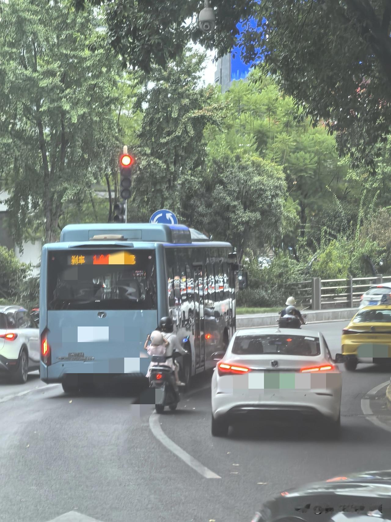 我怀孕7个多月的时候，我的亲弟弟，给我老公打电话说我的各种不好，还问我老公为什么