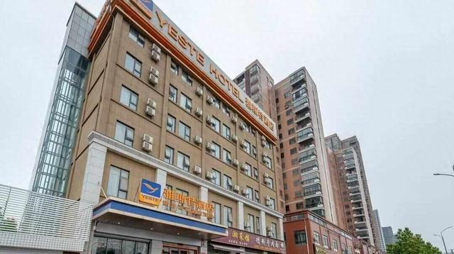 救命药滞留前台5小时，律师：酒店或担责男子请朋友帮忙送救命药到酒店，结