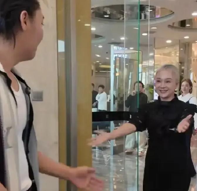 70岁阿姨戴了十几年假发，结果真发几乎掉光，头皮大片裸露。她为了躲染发剂，天天