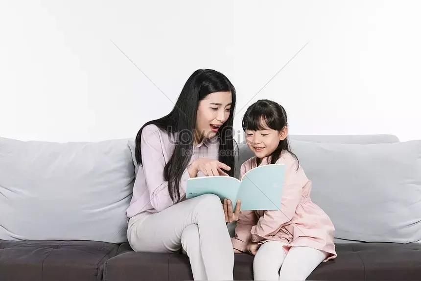 “这个妈妈太清醒了！”女儿问：“妈妈，我为什你要随爸爸姓？我想跟你姓……”妈妈一