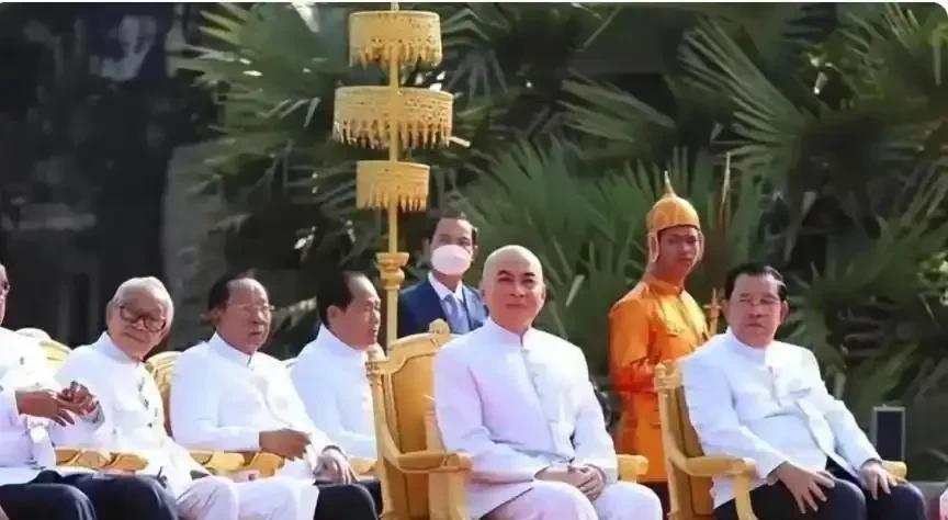洪森在柬埔寨有多狂？他平时在公众场合都敢跟国王西哈莫尼平起平坐，国王见到他都要点