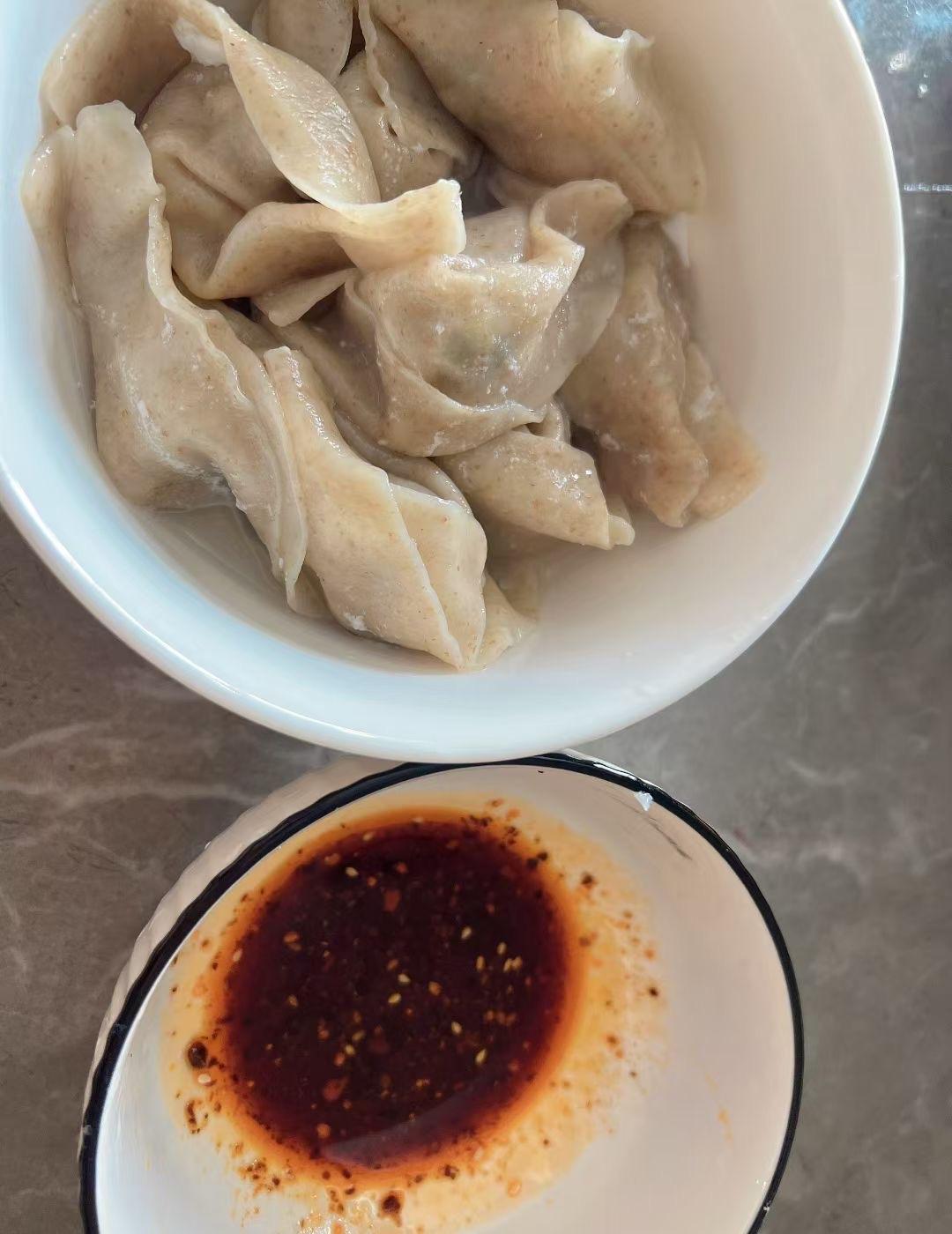 我婆婆60岁，每月领1000块失地补贴。这笔钱在她手里是这样花的：一袋米，两桶